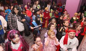 Niños disfrazados durante la fiesta. / Antonio de Torre