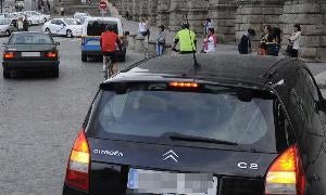 Coches parados en la plaza de Artillería de la ciudad, junto al Acueducto. / Javier Segovia