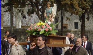 Imagen del Santo Angel de la Guarda portada a hombros por miembros de la Asociación la Fe de Socorros Mutuos de la Clase Obrera de Megeces. /C.Catalina