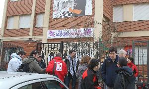 Protesta ante las puertas del Espacio Joven. / J. Ruiz
