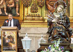 La Dolorosa presidió el acto del pregón con el que Carlos Aganzo anunció la Semana Santa en la cuidad de los Almirantes./ G. Villamil