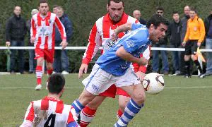 Adrián se lleva el balón entre dos jugadores del Atlético Tordesillas. / Antonio Tanarro