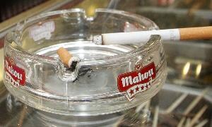 Un cigarro se consume en un cenicero de un bar segoviano antes de la prohibición. / A. DE TORRE