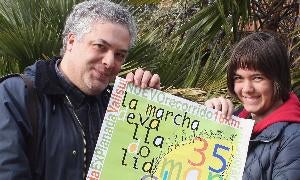 Luis y Eva Ortiz muestran el cartel que han elaborado. / Serezade Torres