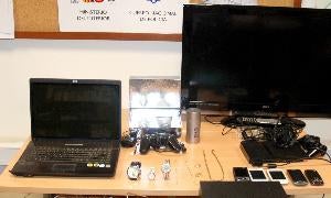 Material recuperado a un delincuente acusado de desvalijar 18 casas en febrero. / El Norte