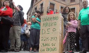 Una caja simboliza la lápida de la tumba de la universidad pública en la concentración de este martes en Segovia. / Antonio de Torre