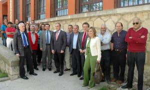 El consejero de la Presidencia, José Antonio de Santiago, junto a los alcaldes palentinos. / S. M.