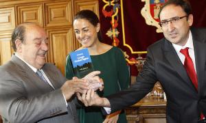 El presidente de los empresarios palentinos, Antonio Primo; la directiva de Google Bárbara Navarro, y el alcalde, Alfonso Polanco, posan con el galardón. / Merche de la Fuente