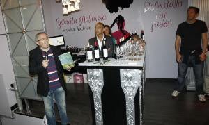 Fidel González, presidente de la Red, presenta el libro en la vinoteca Señorita Malauva. / Merche de la Fuente