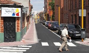 Un vecino cruza la remozada calle Ángel García. / Ricardo Otazo