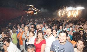 El público disfruta en la plaza Oriental del espectáculo de fuego que inauguró las fiestas. / A. de Torre