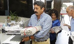Mariano López entrega las firmas y las alegaciones en el registro. / A. QUINTERO