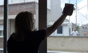 Una mujer realiza labores domésticas. / El Norte