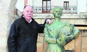 Miguel Ángel del Río, junto al monumento de la Mujer Baltanasiega. / Luis Antonio Curiel