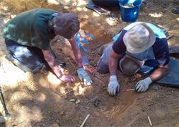 La Asociación para la Recuperación de la Memoria Histórica (ARMH) inicia la exhumación de una fosa común en San Justo de la Vega. /ICAL