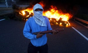 Mineros de la comarca del Bierzo cortan el tráfico en la A-6 y la N-VI a la altura de Bembibre y San Román de Bembibre, en la comarca de El Bierzo (León). / Ical.