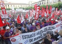 Miles de personas se concentran en la Plaza Mayor de Palencia. / M. de la Fuente