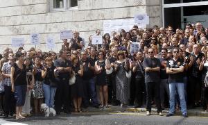 Los funcionarios palentinos portan pancartas de protesta en su tercer 'viernes de negro'. / Merche de la Fuente