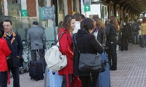 Pasajeros en la estación de Campo Grande, Valladolid. / Henar Sastre