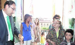 El alcalde bromea con uno de los jóvenes afortunados que disfrutará del pregón desde uno de los balcones del Ayuntamiento. / J. Ruiz