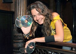 María Arias muestra varios discos antes de una sesión musical / R. Otazo