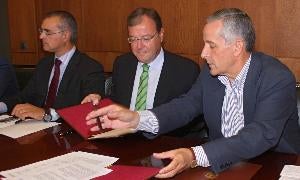 El alcalde de León, Emilio Gutiérrez, y el consejero de Fomento, Antonio Silván, han firmado un convenio marco de colaboración entre el Ayuntamiento de León y la Fundación Centro de Supercomputación / ICAL
