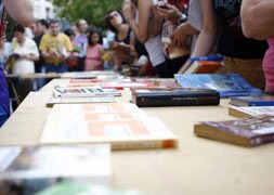 Bookcrossing en la plaza de la Universidad 2012./KIKE GÓMEZ