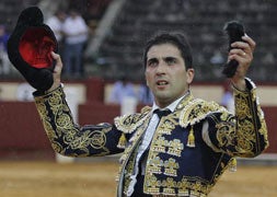 Javier Castaño saluda al público. / Ramón Gómez