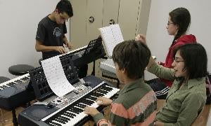 Alumnos de la Escuela de Música, durante una clase. / H. SASTRE
