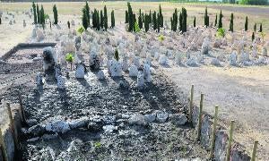 Estelas de tumbas junto al antiguo cauce del Arroyo de La Vega, junto al que se han localizado diversos objetos arqueológicos./ El Norte