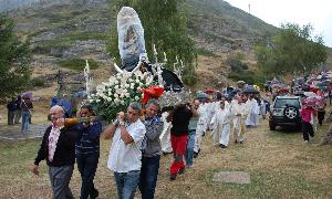 Cofrades de la Virgen del Brezo se aprestan ayer a llegar pronto al santuario con la Virgen cubierta por un plástico. / José Carlos Díez