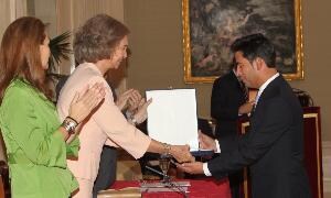 Agustín Obispo recibe el premio de manos de la reina Doña Sofía. / El Norte