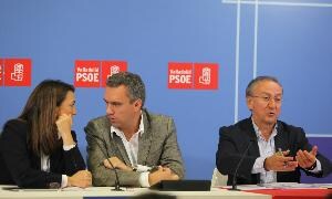 Soraya Rodríguez, Javier Izquierdo y Emilio Álvarez Villazán, en la sede socialista. / F. Blanco
