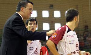 David Madrid da instrucciones durante un partido del Caja Segovia. / Antonio Tanarro