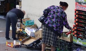 Un hombre y una mujer buscan fruta entre los desperdicios del mercado de la plaza de España. / J. S.