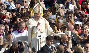 Benedicto XVI bendice a los muchos españoles que acudieron ayer en Roma a la ceremonia de canonización. / CLAUDIO PERI-EFE