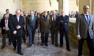 Amador Alonso Fraile, en el centro con bastón, recorre ayer el claustro de San Zoilo, rodeado de los dirigentes de instituciones. / Mariví Grande