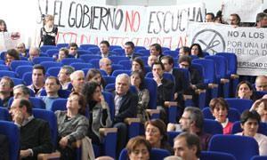 Estudiantes y trabajadores de la UVA protestan por los recortes durante la inauguración de la Facultad de Ciencias