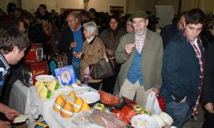 Los visitantes degustan el queso en la feria de Baltanás. / LUIS ANTONIO CURIEL