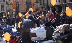 Motos y globos naranjas en la plaza de la Catedral. /EL NORTE