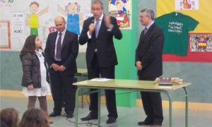 El subdelegado del Gobierno se dirige a los escolares en presencia de una alumna y de José Luis Barrero y Miguel Ángel Sanz / Laura Negro