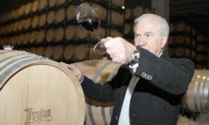 El enólogo de Bodegas Protos, Carlos Guzmán, comprueba el color del vino en la sala de barricas. Henar Sastre