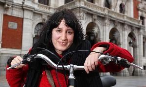 La concejala de Izquierda Unida María Sánchez posa frente al Ayuntamiento. / FERNANDO BLANCO