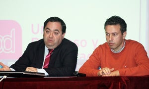 Rafael Delgado, junto al concejal de UPyD en Simancas Pedro Bardisa, el pasado viernes en Simancas / Javier Hernando.