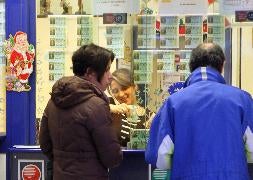 Últimas compras de lotería de El Niño en una administración de la capital segoviana. / Antonio Tanarro