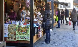 Los puestos del mercado de la Plaza Mayor han mantenido sus ventas en el periodo navideño. / Merche de la Fuente