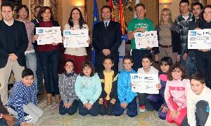 La ONG Amigos de Futuro Vivo recibe el dinero de la caminata solidaria de la Carrera Fin de Año