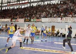 Momento de un partido en el polideportivo de Nava. / Fernando de la Calle