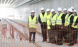 Un técnico explica las características del taller de reparaciones ferroviarias a los responsables políticos. / G. VILLAMIL