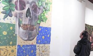 Un visitante delante de una de las obras de Ausín Sáinz en Pimentel. / HENAR SASTRE